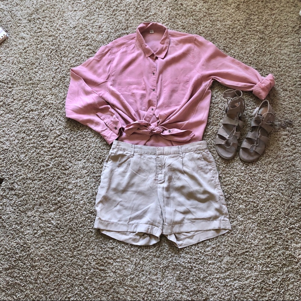 Old Navy 5” khaki shorts